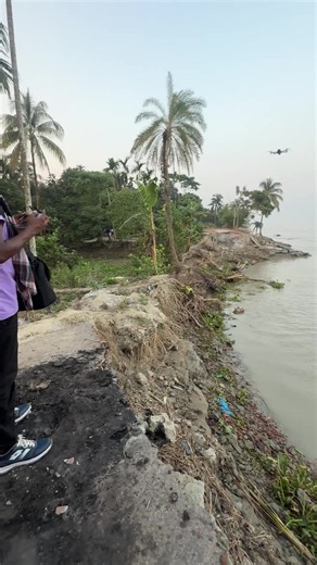 পটুয়াখালীর দশমিনায় নদীভাঙনের ভয়াবহ দৃশ্য, ড্রোন ক্যামেরায় আসছে পুরো চিত্র! 🚁🌊💔