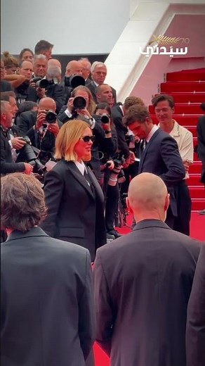 النجمة LÉA SEYDOUX تلقي التحية على أحد المصورين في مشهد نال إعجاب الحاضرين