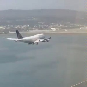 B-747：哈哈哈哈换条跑道老子落得还是比你快！