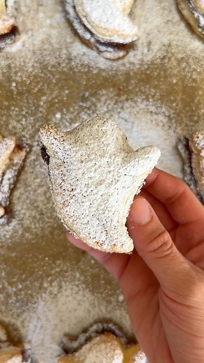 1.1M views · 1K reactions | Recipe: https://tasty.co/recipe/nutella-ghost-pies Surprise your boo with these Nutella Ghost Pies for Halloween!  Juanbiteatatime | Tasty | Facebook