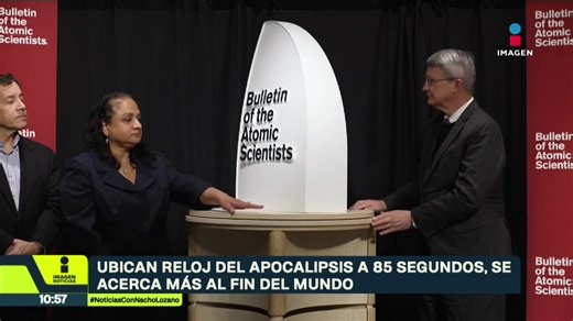 El Reloj del Apocalipsis, que mide simbólicamente la inminencia del fin del mundo, se acercó más que nunca a la catástrofe final. Miembros del Boletín de los Científicos Atómicos movieron las manecillas a 85 segundos antes de la medianoche: #NoticiasConNachoLozano | Imagen Televisión