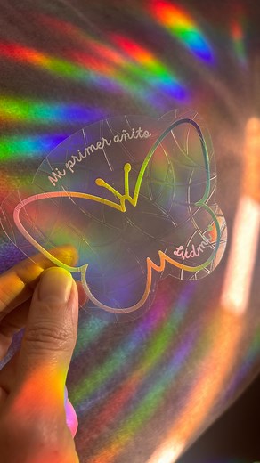 Mariposas Arcoíris para celebrar un primer añito lleno de luz 🦋✨🌈 Un souvenir que pegás en la ventana y, cuando entra el sol, llena todo de arcoíris. ¿Te imaginabas algo así para tu festejo? | Sacrairis