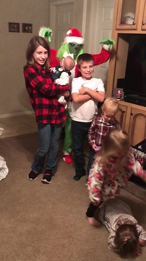 The grinch came to visit the kiddos 😂#grinchscareskids #merrychristmas2021🎄🎉🎅🏻 @starchandiron21 @kristenjohnson007 @jrmichaeljohnson