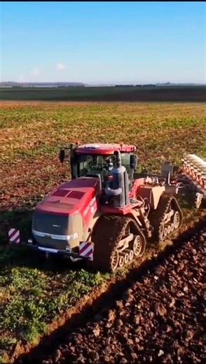 Case Tractor Plowing in the wet field #usatractor #casetractor #americanfarming