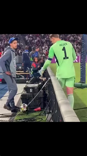 Moment de respect entre joueurs et ramasseurs de balles en football