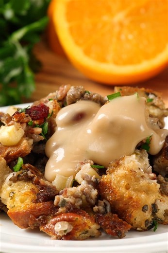 Best Brown Gravy Recipe that you can make with just a few ingredients in just 5 minutes!! -> https://www.theslowroasteditalian.com/5-minute-5-ingredient-5-star-homemade/ #gravy #homemadegravy | The Slow Roasted Italian