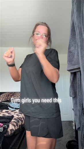POV: You’ve finally found the PERFECT gym tee 😮‍🔥 Gym girls, this is your go-to oversized t-shirt for every workout 💅✨ Because cute AND comfy is non-negotiable. We’re talking: ✨ Oversized fit = flattering & effortless ✨ Breathable fabric = sweat-friendly (no cling 😭) ✨ Perfect pump cover for lifting days ✨ Easy to style with leggings, shorts or joggers ✨ That off-duty gym girl aesthetic we ALL want From warm-up to post-gym coffee runs ☕️… this tee does it all. Throw it on, tie it up, or wear