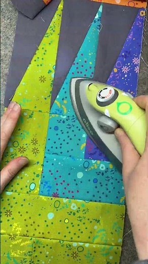 Making a colorful, modern, Prickly Petals quilt - get the quilt pattern and make your own! #quilt