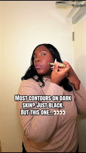 Dark skin contour stain that actually shows up?! 😭 Finally! Deep brown, smooth blend, lasts all day 👏🏾 Share this with your melanin bestie 💛 #DarkSkinMakeup #ContourForBlackGirls #MakeupThatShowsUp #BeautyTokUK