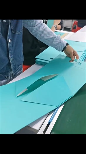 We’re a factory specializing in custom gift box packaging—perfect for overseas wholesalers! No retail orders here—minimum order quantity is 500 units. From luxury rigid boxes to eco-friendly kraft packaging, we tailor designs, sizes, prints, and finishes to your brand. Fast production, premium materials, and flexible customization—we turn your ideas into eye-catching gift boxes that stand out. Partner with us for bulk packaging that elevates your products. Let’s craft your ideal solution! #Packa