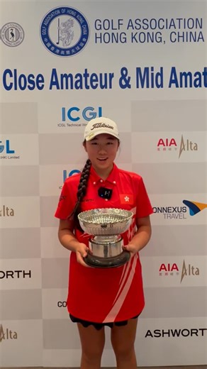 週五，戴婉兒在今屆「香港女子業餘錦標賽」以6桿的絕對優勢稱后，為本賽季開了個好頭。事實上，在賽事首輪後僅並列第五的她能夠最終反勝，為她保駕護航的球僮（家人）實在居功厥偉。 「媽媽為我擔任球僮，這非常難得，畢竟很少有比賽容許我們使用球僮。她（媽媽）幫助我保持放鬆和專注。」戴婉兒說。 全文： www.hkga.com/latest-news Alanna Tee set the domestic tournament season off and rolling Friday with a commanding six-shot win at the Hong Kong Ladies Close Amateur Championship - rallying from a day one that left her T5, and with a family connection on the bag to help guide her. “My mom [Therese] caddied for me, which is very unusual because we don’t get