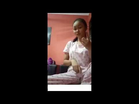 gak sadar celana nya sobek dan kelihatan deh isi nya