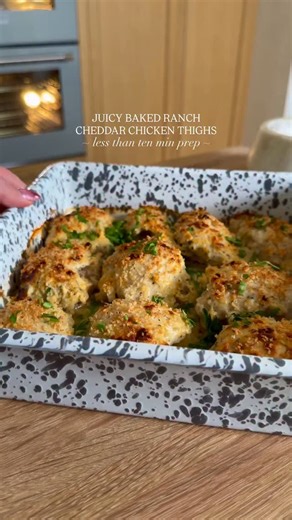 👉🏼 @kalejunkie JUICY BAKED RANCH CHEDDAR CHICKEN, a frickin winner winner chicken dinner, with less than 10 minutes of prep required 👏🏼👏🏼! This recipe takes the cake in terms of how easy it is to prep and how quickly it all comes together. Once it comes out of the oven, I take the juice at the bottom of the pan and pour it on top and wowwww. My kids love this chicken and if you are wondering what to serve it with, I serve it with jasmine rice and broccoli. To keep this even lower in carb, 
