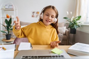 Cheerful girl with headphones sitting at her room, talking on camera, having video call, using laptop computer for communicate with friend | Premium Photo