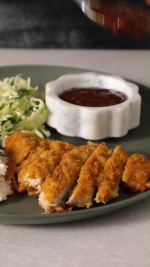 Woolworths has gone Schnitzel crazy, there is something for everyone and here are some recipes to inspire your not so average schnitzel dinner 🍲 🍔Spicy Green Chicken Schnitzel Burger 🍽️Serves 2 🥣10 minutes prep time ⏱️25 minutes cooking time 📌INGREDIENTS 700 g pack Woolworths Free Crumbed Chicken Schnitzels 2 Woolworths Ultimate Burger Buns 1 jalapeno, sliced 6 T Woolworths Freshly Smashed Spicy Jalapeño Avo 1 head Woolworths Crunchita®️ Lettuce Head, thinly sliced 50 g Woolworths Fresh Chi