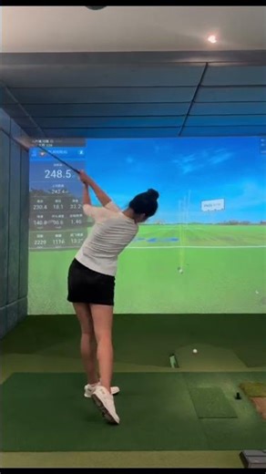 Golf practice indoors with glowing projection 💡🏌️ #GolfPractice #GolfUSA #GolfSwing #GolfGame