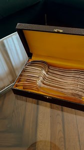 ✨ Et si votre argenterie retrouvait sa splendeur d’antan ? Chez RESTOR, notre cœur de métier est la réparation et la restauration de vos bijoux fantaisie... Mais saviez-vous que nos artisans ont aussi tout le savoir-faire pour nettoyer, restaurer et même réargenter votre argenterie ? Certes, ce service n’apparaît pas sur notre site… mais il existe bel et bien dans notre atelier ! Grâce à nos petites mains expertes qui œuvrent chaque jour sur vos bijoux, nous pouvons également redonner vie à vos 