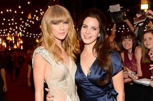 Lirik Lagu dan Terjemahan 'Snow On The Beach' - Taylor Swift ft. Lana Del Rey - Sonora.id