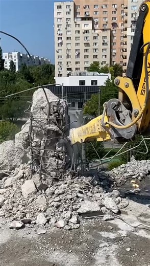 Griord-Grup on Instagram: "Robotul Brokk la lucru pe etajele superioare - dezgolirea armaturii din beton armat. Compact și ușor de transportat, robotul ajunge acolo unde excavatoarele grele nu au acces. Piconul hidraulic îndepărtează betonul cu precizie, pregătind armatura pentru tăiere. Control prin telecomandă, operatorul lucrează în siguranță la distanță. 📞 068633317 ·············· Робот Brokk на верхних этажах - оголение арматуры из железобетона. Компактный и легко транспортируемый, робот д