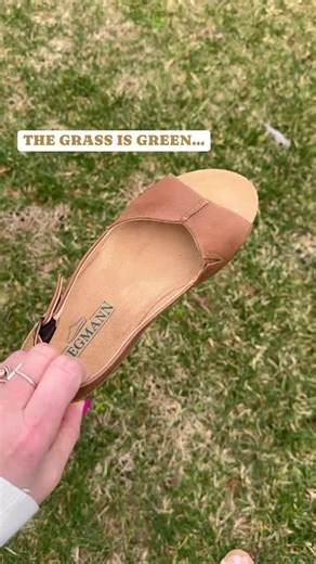 ☀️Who is rocking their Louisa Slingbacks this spring?! 😊Temperatures are heating up and the days are longer. 👀If you’re looking for spring sandals that are dressy enough to wear to a wedding, but comfortable enough to relax in the backyard, the Louisa slingbacks are the shoe for you! ♥️🤎🤍💜Now available in this gorgeous, soft white Ecru color, we now have four colors to choose from—one for every outfit! #archsupportshoes #momstyleinspo #comfortableshoes #footpain