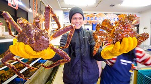 RED KING CRAB vs. HANASAKI CRAB! When you're in Sapporo, Hokkaido, Japan, the Sapporo Crab Market is the place to go for fresh, incredibly tasty crabs. Restaurant: Ume e dou Restaurant Total price: 34,000 JPY ($304.86) for everything (5 adults ate this) • Like Migrationology for more videos • Add me on Instagram: @migrationology | Migrationology