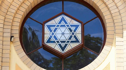 Features of the synagogue - Practices - OCR  - GCSE Religious Studies Revision - OCR - BBC Bitesize