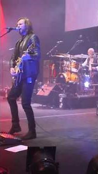 Rumours Of Fleetwood Mac sing the iconic song The Chain pt5