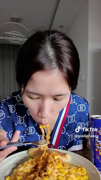 Mì trộn phomai nũng nịu trong đêm luôn #giadinhzozo | zô zô hello