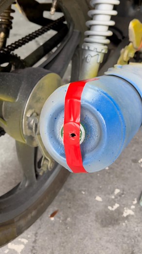 4.8K views | I put a bottle cap on my motorcycle exhaust Unexpected and clever #USA #BikeHack #MotorTrick | Experts DIY | Facebook