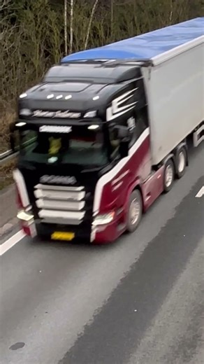 Epic European Show Truck Rolling Through the Night – Ultimate Truckspotting Moment