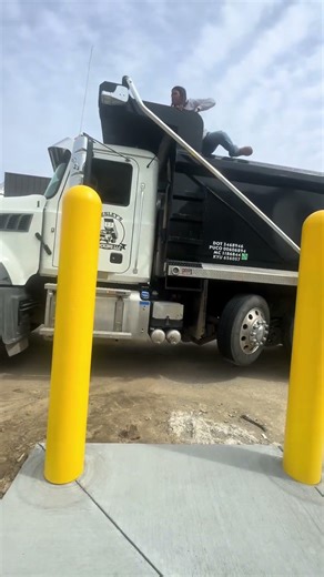 When you gotta go, you gotta go. 🎥: @that.truckinmom2 #commercialpaving #construction #Asphalt