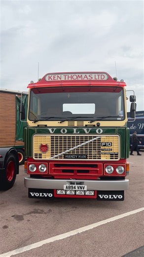 Immaculate Volvo F10 of Ken Thomas Ltd on display at the Retro Truck Show in Gaydon and up for auction this Month with CVA #truckerswithpride #trucking #fblifestyle #lightspipesanddurabrites #Retro #ShowNShine | Matt Powell Transport Photography