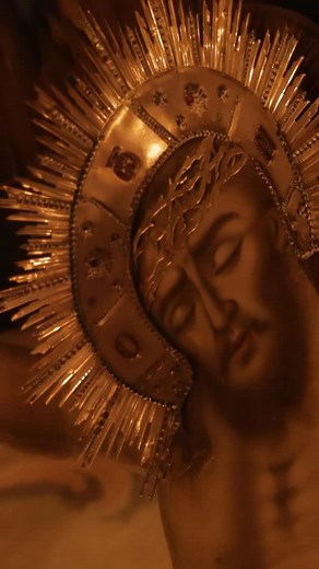 “My God, my God, why have you forsaken me.” Matthew 27:46 Today we turn our gaze to the cross and recognize Christ’s most loving sacrifice. After 40 days and 40 nights in the desert, He laid His life down for each and every one of us on the cross at Calvary. ✝️ Join us in solemn prayer at 3 in the afternoon - the time at which He passed. 🙏 | Hallow