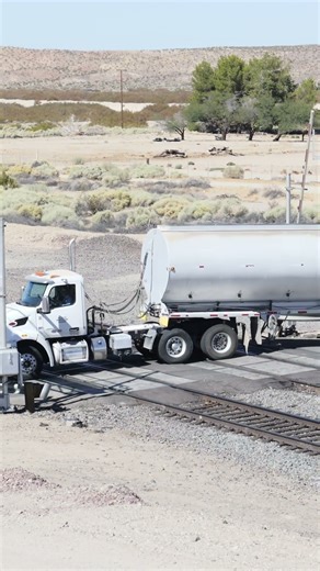 TRUCK SPOTTING #02745 / PETERBILT HINKLEY RD CROSSING #automobile #bigtextrailers #semitrailer
