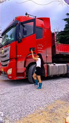 Xe tải chở được nhiều sạn quá. #mayxuc #excavator #xetai