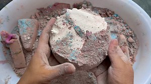 14K views · 418 reactions | 癩Chocolate Cake w/ Cornstarch Powder filling 癩 . DO NOT REPOST/EDIT MY VIDEOS . . . #asmrcrunch #crunchyasmr #asmrcrush #oddlysatisfying #zinniaasmr #gymchalk #reformedgymchalk #gymchalkasmr #asmrcrumble #asmrcrunchy #satisfyingvideos #asmrvideo #asmrsounds #powdery #crunchy #satisfying #satisfy #cornstarchpaste #cornstarch | Zinnia asmr | Facebook