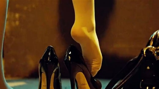 女人无意中发现，前面的小姐脱掉高跟鞋，又脱掉外衣，整整齐齐的放在月台上！