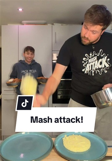 The Mash Attack T-shirt is ON, so you know what that means! 😂Tonight we’re having an absolutely MASSIVE toad in the hole with cheesy mash, broccoli and enough gravy to fill a swimming pool! 🤤 Who else thinks gravy should be poured over EVERYTHING?