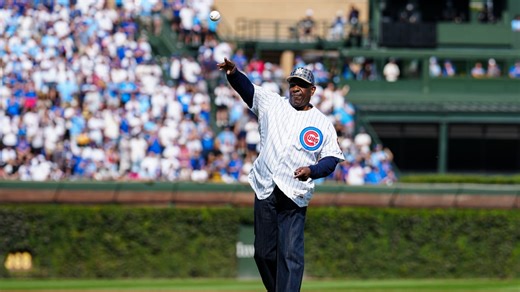 Andre Dawson ejecuta 1er lanzamiento