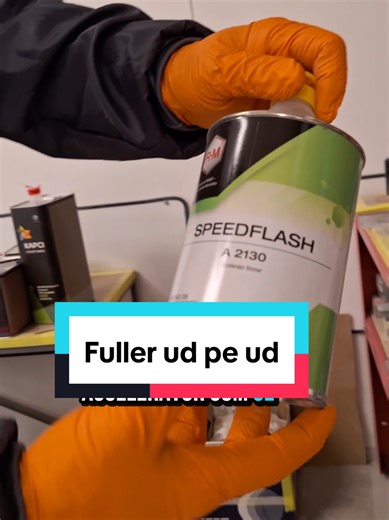 Astăzi aplicăm filler ud pe ud White – RM, exact cum fac profesioniștii din atelierele de car-refinishing. Am respectat proporția corectă 3:3:1: filler – întăritor D701 – diluant Speedflash și am folosit duza de 1,3 mm pentru o aplicare uniformă, indiferent de tipul pistolului (HVLP sau RP). Totul pentru un strat pregătit perfect pentru topcoat, cu timp de uscare controlat la 40°C. 🔹 Profi înseamnă proces, nu etichetă – alegem materiale și proceduri care funcționează, nu doar numele unui brand.