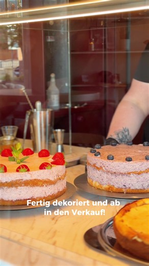 Erdbeer- und Blaubeersahnetorte dekorieren – Tortenrezept & Deko