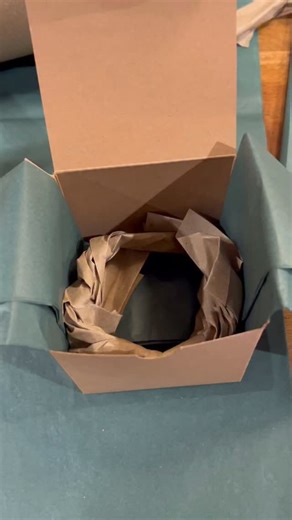 I get asked a lot how I stop my preserved flower baubles from getting squashed or losing their shape when I’m storing them ready for markets and shows, here’s exactly how I do it: ✨ How I store them: • Each bauble sits in a scrunched brown card “nest” with a hole in the centre, this holds it upright and keeps the shape secure. • I wrap the inside with acid-free tissue paper only to protect the flowers without adding pressure. • A small pouch of floral silica goes inside each box to absorb moistu