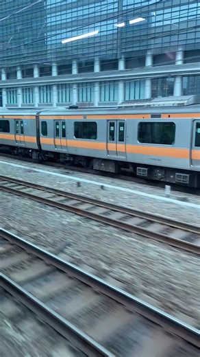 車窓からの眺め: 東京の山手線体験