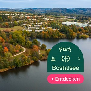 Herbst am See – deine Auszeit im Naturparadies!🍂 Im Center Parcs Park Bostalsee erlebst du Urlaub, der dich direkt zur Ruhe bringt: Eingebettet in die sanften Hügel des Saarlands, direkt am glitzernden See. Ob beim Spaziergang am Ufer, beim Segeln oder einer gemütlichen Fahrradtour durch bunte Herbstwälder – hier findest du die perfekte Kombination aus Natur und Erholung. Für Familien warten abwechslungsreiche Aktivitäten, von Schatzsuchen im Wald bis zum Plantschen im Aqua Mundo. Wer es entspa
