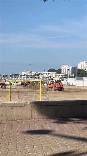 À Royan, les travaux de déplacement du sable.