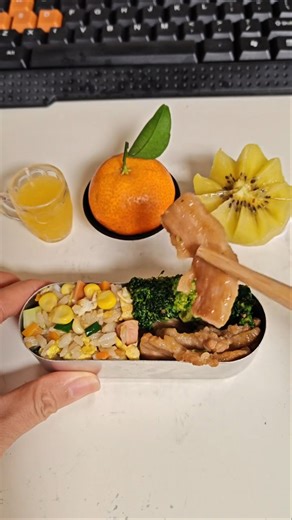 Just having lunch… and suddenly got an audience#worklunch #FunnyMoment #tinybento #food #sushi