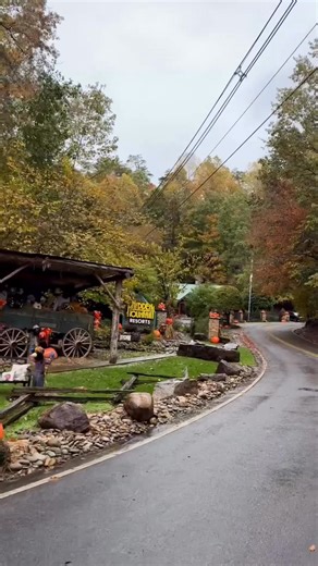 It’s a rainy and colorful Monday here at Hidden Mountain Resort in the Smoky Mountains, TN! It’s not too late in the season to enjoy a scenic drive or soak in the peak color from the hot tub or rocking chairs! With 1-14 bedroom vacation rentals in a thoughtful resort setting, you will love your time at HiddenMountain.com (865) 453-9850 | Hidden Mountain Resort