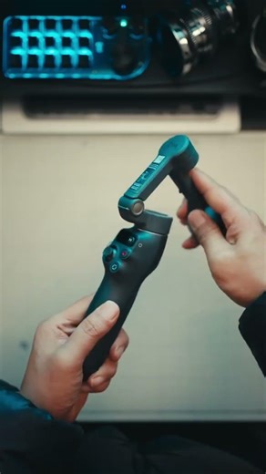 Smartphone gimbal | Native tracking 3-axis stabilization | Built-in extension rod and tripod-180MYR