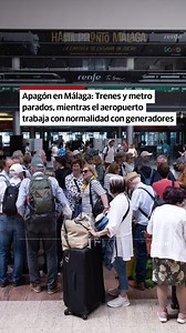 28K views · 1K reactions | El gran apagón se deja notar en las comunicaciones. La red ferroviaria está parada, así como el metro, y la situación en las estaciones es de colapso. El areopuerto funciona con normalidad gracias a los generadores. | Diario SUR | Facebook