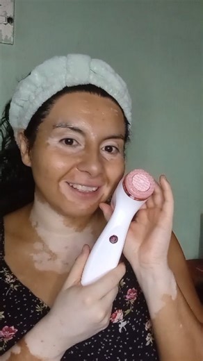✨ Cómo usar la LumiSpa paso a paso ✨ En este video te muestro cómo preparo la piel, cómo aplico el gel y cómo se usa correctamente la LumiSpa para una limpieza suave y efectiva. Ideal para pieles sensibles 💆‍♀️ Si te quedan dudas, escríbeme 💜 | Catalina Céspedes